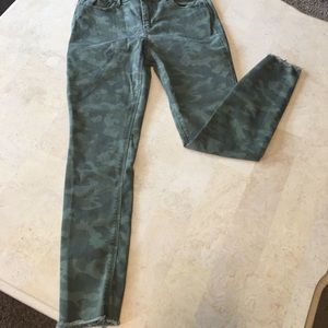 Juniors sz 6 skinny jeans/ Green Camo print/ NWOT